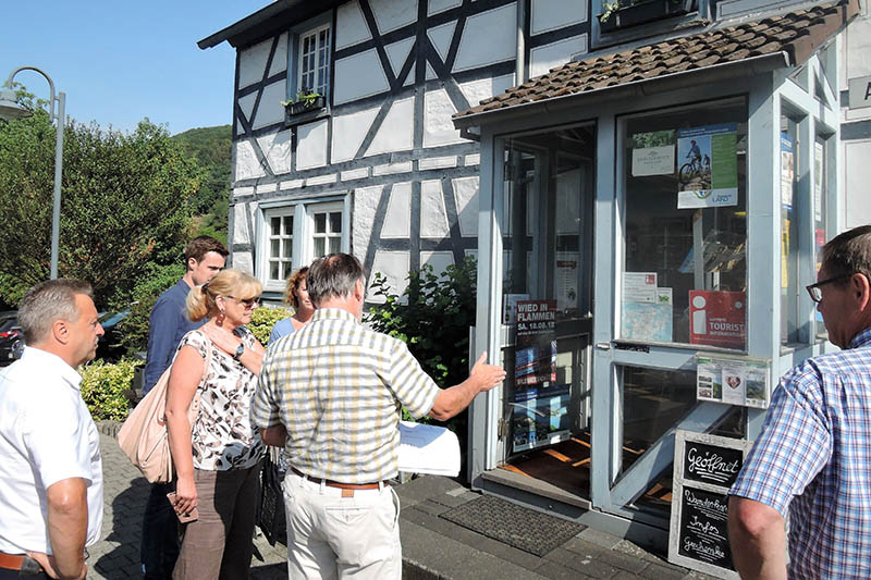 Knapp 20.000 Euro spendiert die EU ber ihr Frderprogramm LEADER fr eine Ladestation und Fahrradabstellanlagen an der TouristInformation Waldbreitbach. Foto: entra Regionalentwicklung GmbH