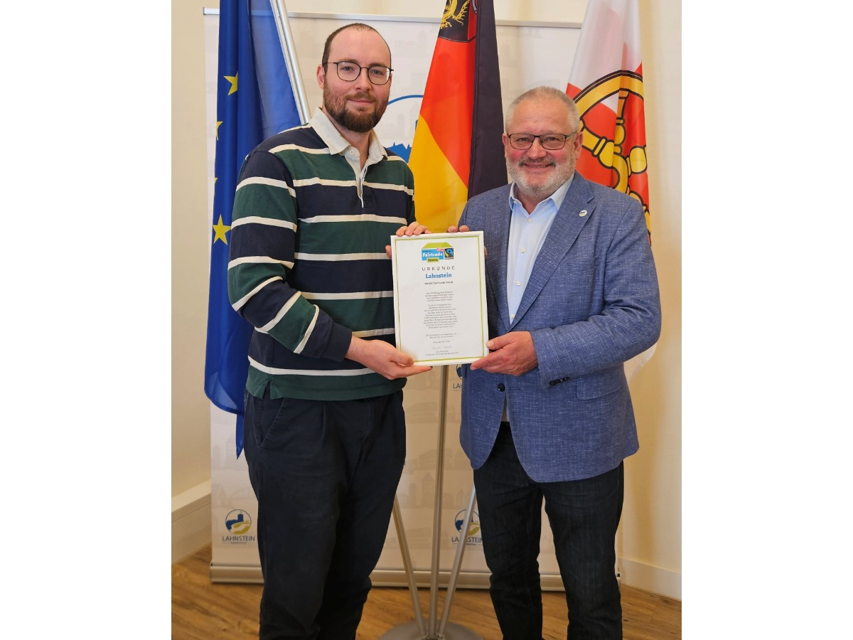 B�rgermeister Johannes Lauer und Arne B�hnke von der Stabsstelle Recht freuen sich, dass Lahnstein weiterhin Fairtrade-Stadt ist. (Foto: Jacinta Thurairajah / Stadtverwaltung Lahnstein)