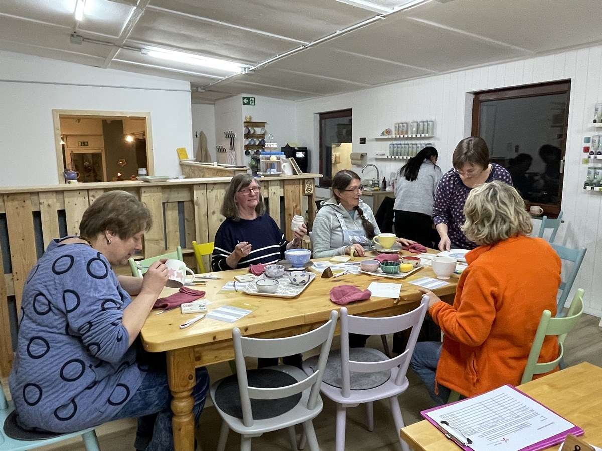 Landfrauen aus Altenkirchen bemalten Keramik