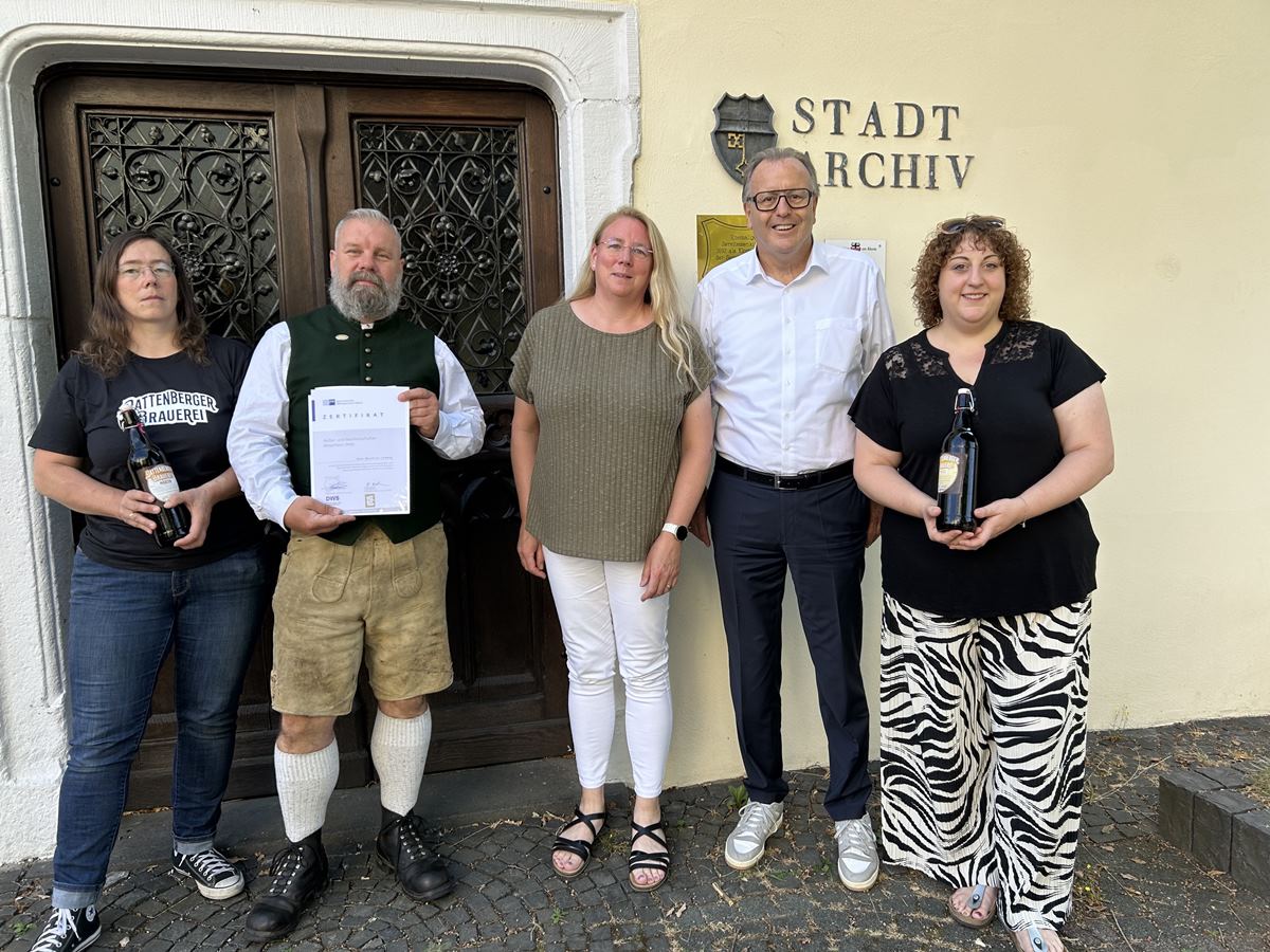 Gemeinsam beim Pressetermin vor dem Stadtarchiv Linz am Rhein: Christiane Ludwig, Matthias Ludwig, Stadtarchivarin Andrea R�nz, Stadtb�rgermeister Helmut Muthers und Janine Petit, Leiterin der Tourist-Information Linz. (Bild: Tourist Information/Janine Petit)