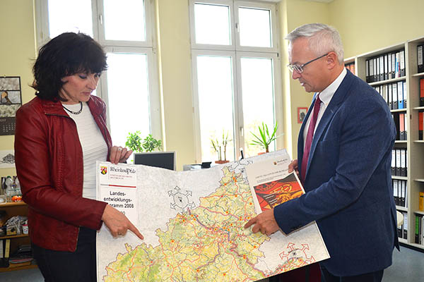 Erlutern die Auswirkungen des Entwurfs zur dritten Fortschreibung des Landesentwicklungsprogramms (LEP) IV Erneuerbare Energien" der Landesregierung Margit Rdder-Rasbach vom Planungsreferat der Kreisverwaltung Neuwied und der 1. Kreisbeigeordnete und Dezernent fr Bauen und Umwelt, Achim Hallerbach.