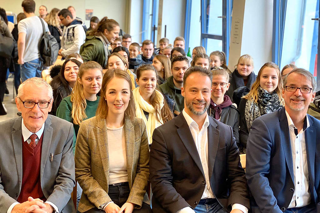 Ellen Demuth diskutiert mit Schlern in Neuwied