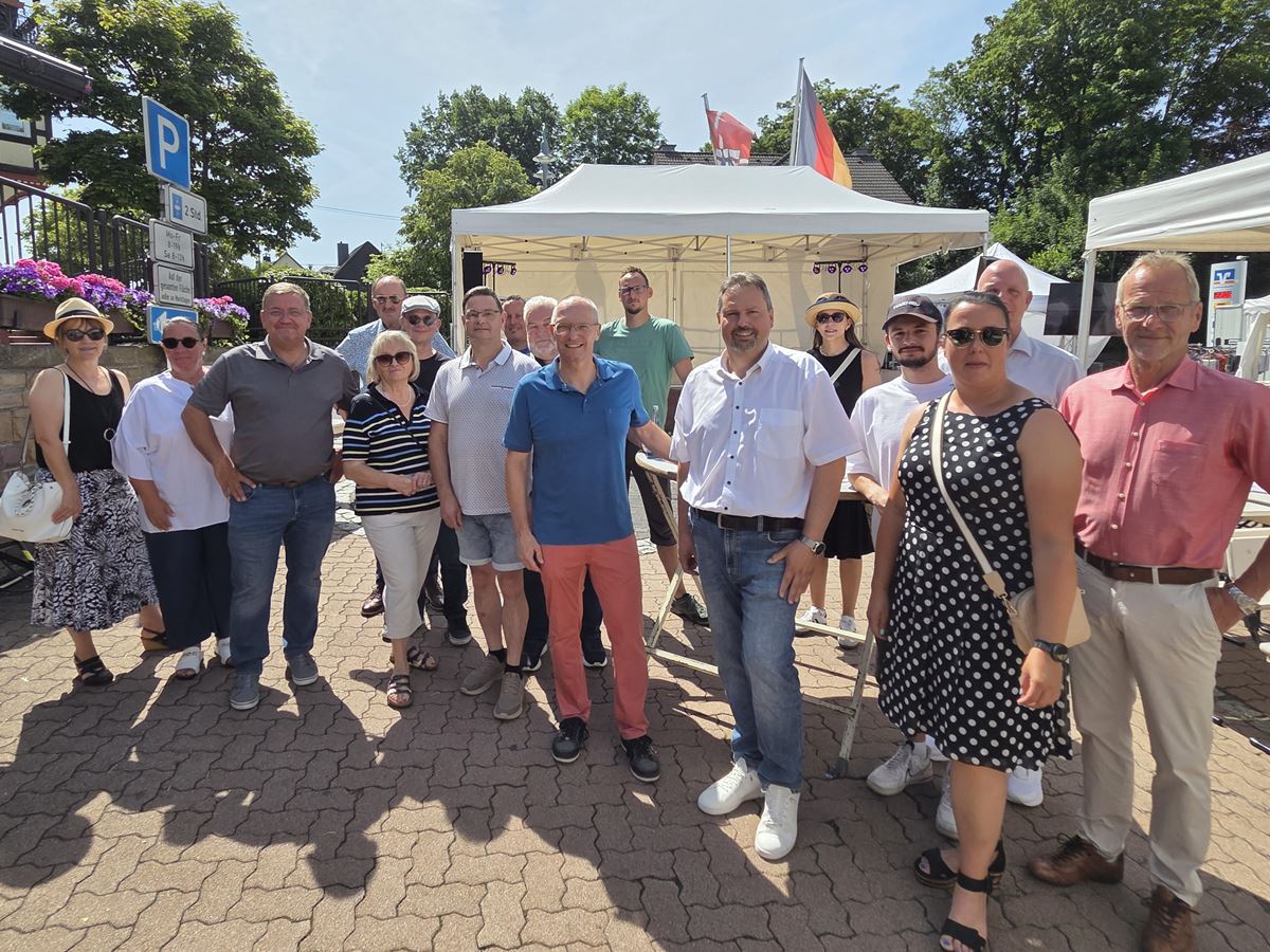 Zahlreiche Gste bei der Erffnung des Lavendelmarktes in Asbach