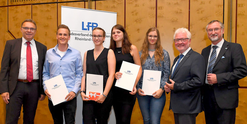 Der Landesverband der Freien Berufe ehrt die besten Auszubildenden des Jahrgangs: (von links) Bildungsstaatssekretr Hans Beckmann, die Auszubildenden Lasse Ridderbusch, Katharina Limbach, Teresa Weissenbacher und Henrike Lauer, Dr.-Ing. Horst Lenz (Vizeprsident LFB) und LFB-Prsident Edgar Wilk. (Foto: LFB/Kristina Schfer)
