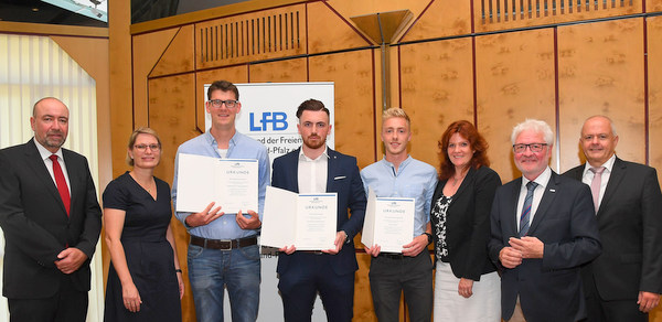 Der LFB Rheinland-Pfalz ehrte die besten Auszubildenden: (von links) Thomas Seither (LFB), Bildungsministerin Stefanie Hubig, Niklas Weinsheimer, Florjan Pajaziti, Robert Henning Pfeifer, Sandra Weeser, MdB, LFB-Prsident Horst Lenz und Andreas Kiefer (LFB). (Foto: LFB/Kristina Schfer)