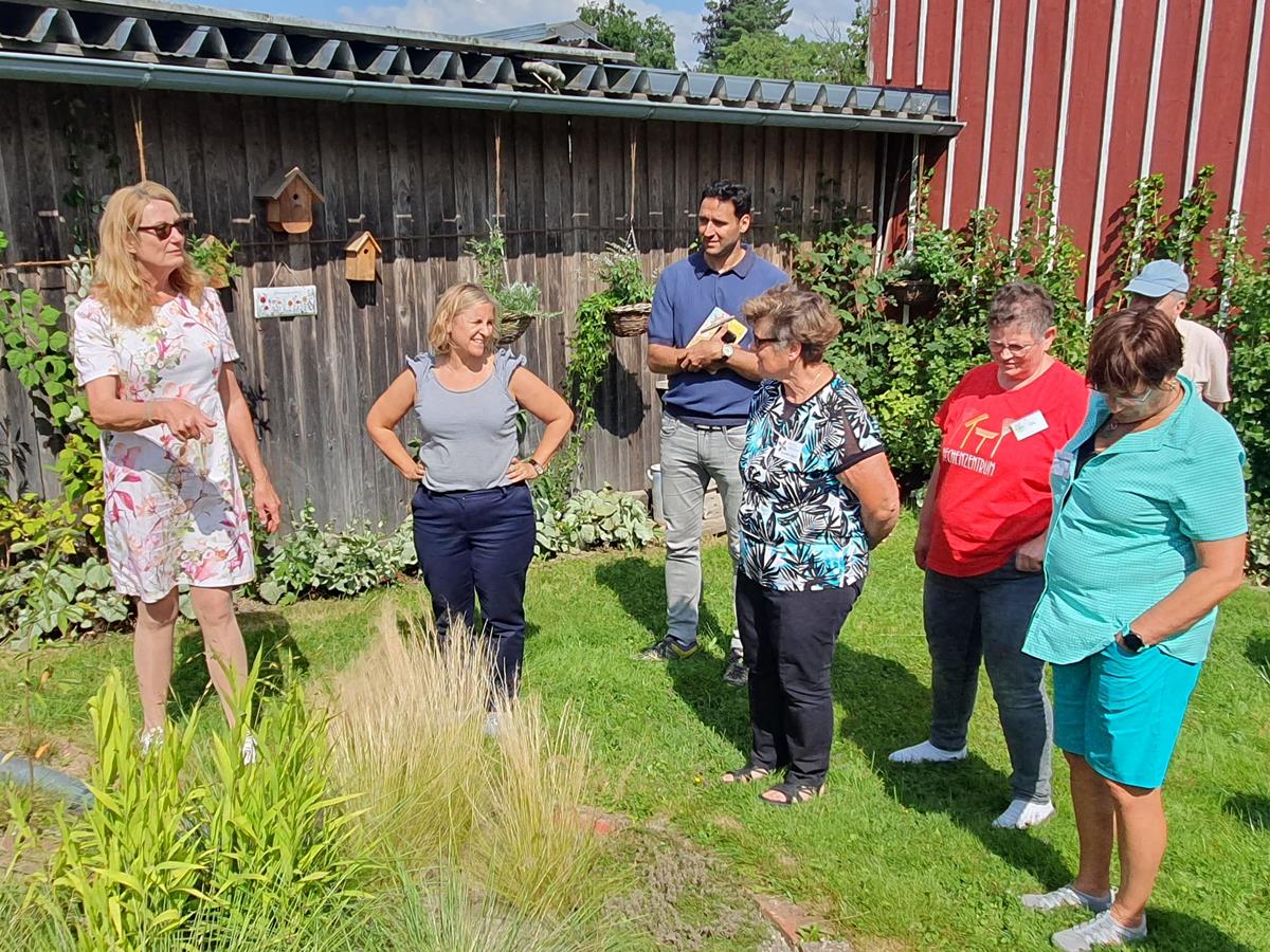 Klimaschutzministerin Katrin Eder lie sich den Garten der LandFrauen zeigen. (Foto: Veranstalter)