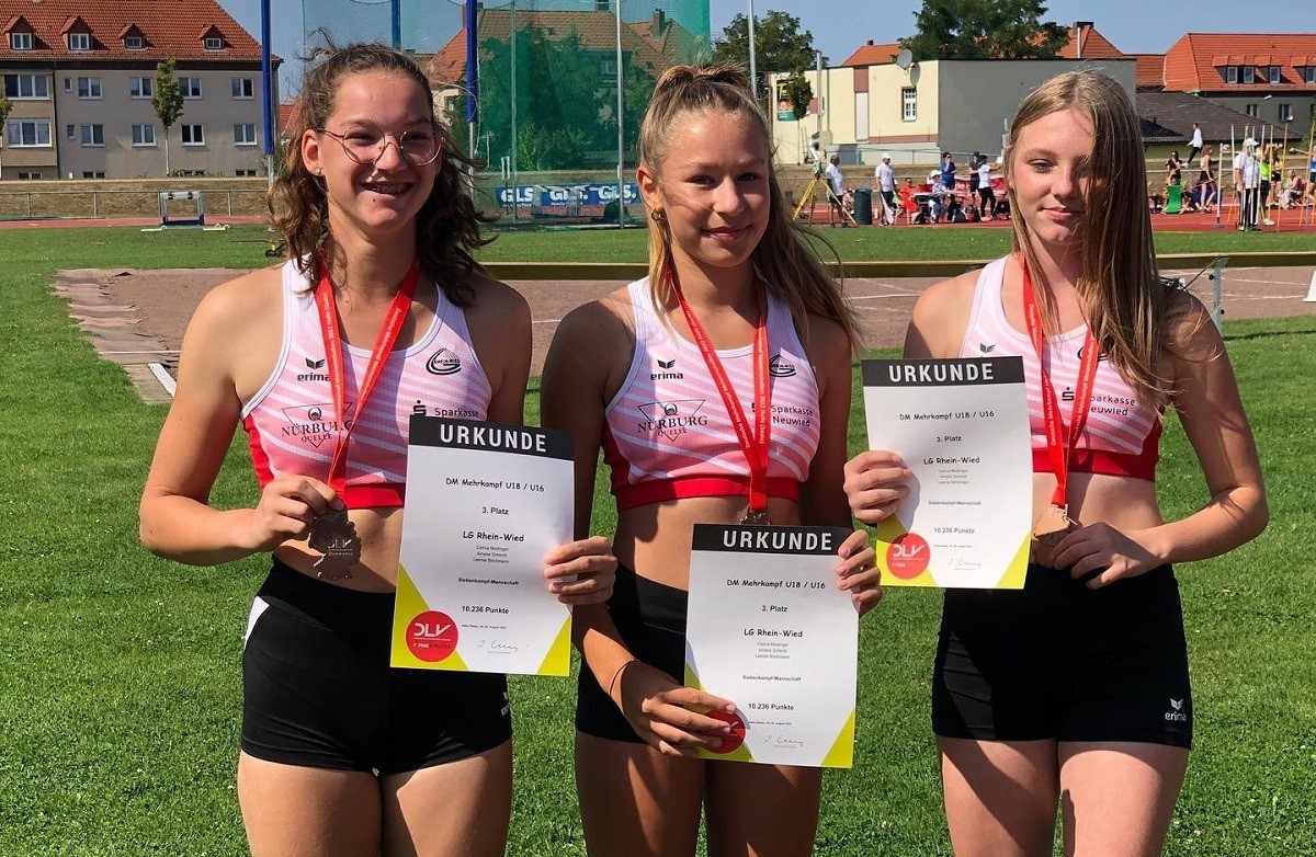 Von links: Amelie Schmitt, Celina Medinger und Leonie Bckmann belegten in Halle an der Saale den dritten DM-Platz. (Foto: privat)