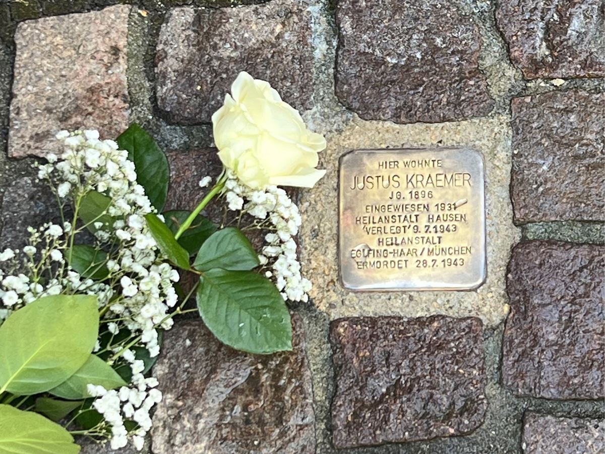 Der Stolperstein wurde von der Lebenshilfe gereinigt. (Foto: Lebenshilfe Altenkirchen)