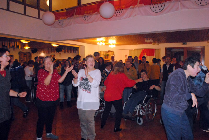 Beim Klsche Ovend der Lebenshilfe wurde gefiert und getanzt. (Fotos: kk)