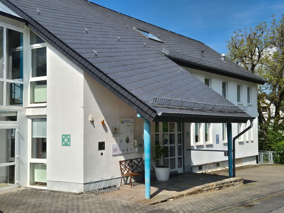 Das ist der Haupteingang zur neuen Bildungsst�tte von Landesforsten Rheinland-Pfalz vom Dieperzbergweg aus gesehen. (Foto: vh)