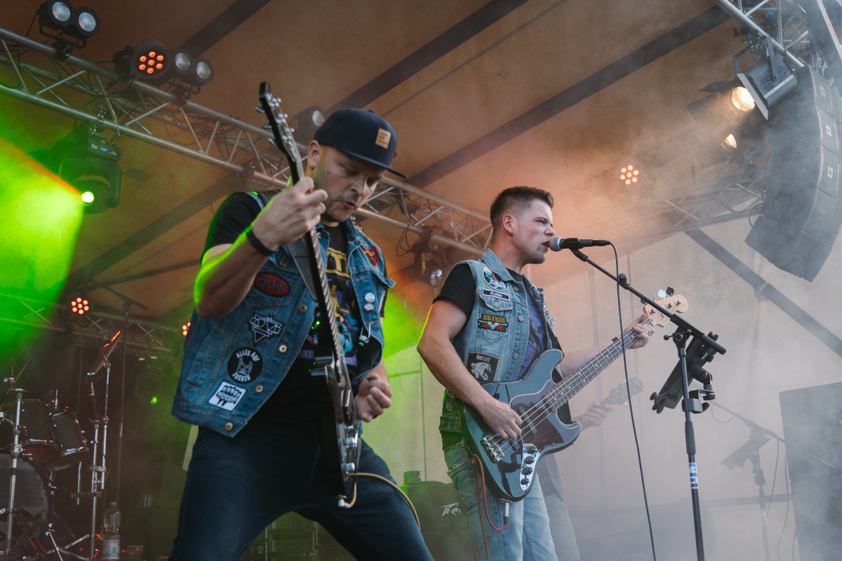 Die westerwlder Hardrock-Band "Alles auf Zucker" zeigte auf der Bhne, was in ihnen steckte. Fotos: LJS