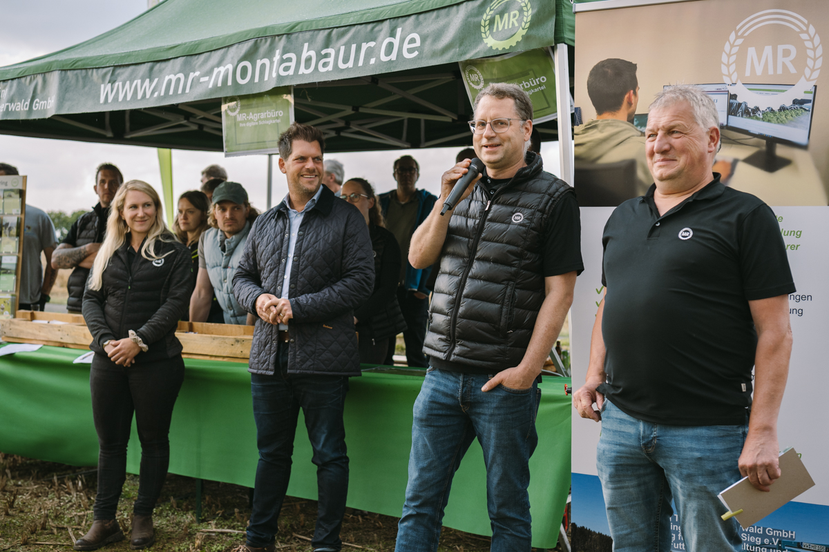 Zwischen Traktoren und Braugerstenfeld: Beim Braugerstenabend in Hattert trafen sich Landwirte, Aussteller und Vertreter der Westerwald-Brauerei zum fachlichen Austausch. (Fotos: Lara Jane Schumacher/Art of Jane)