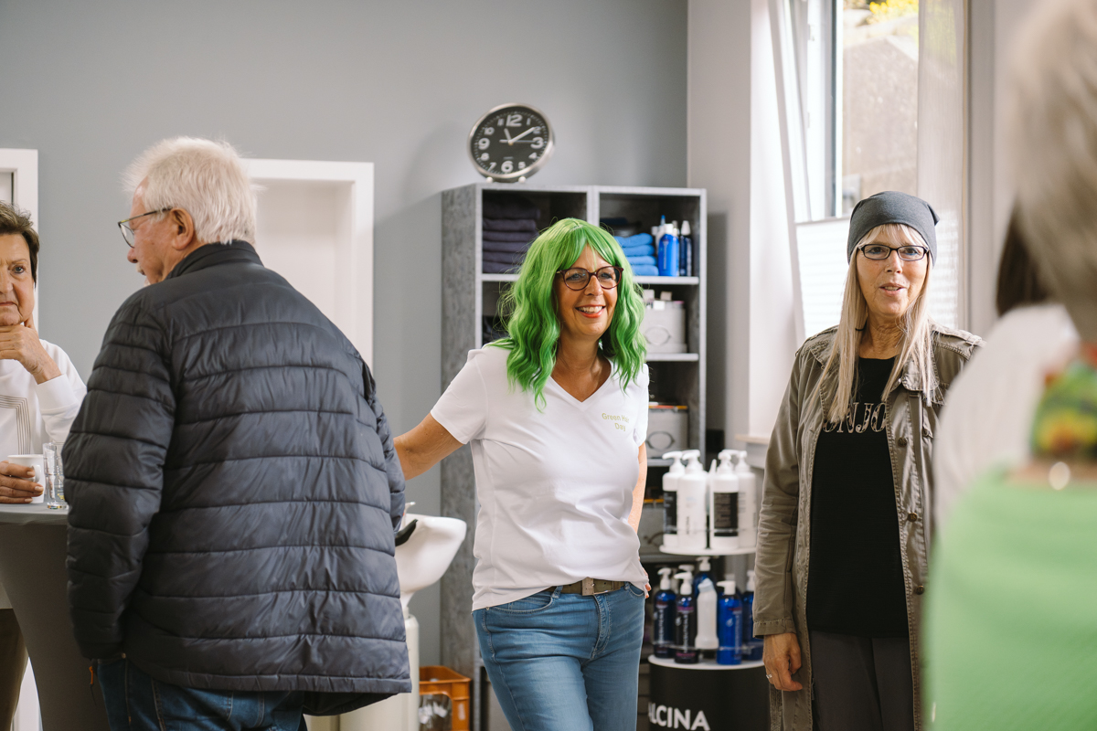 Mit Wrde durch die schwere Zeit - Green Hair Day setzt Zeichen fr Krebspatienten