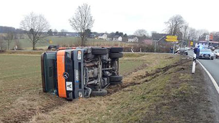 LKW strzte um - B 8 musste gesperrt werden