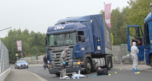 Die Slzerstrae in Ransbach-Baumbach war aufgrund der Ermittlungsarbeiten am Tatort bis zum frhen Nachmittag gesperrt. (Foto: RS Media)