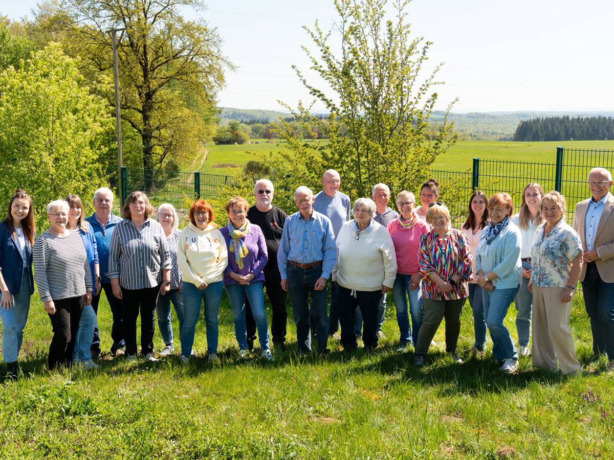 Gemeinsames Engagement f�r Bildung: Landrat Achim Hallerbach, Referentin Anna Izabella Beck (links), die Kolleginnen des Kreisjugendamts (Antje Escher, Sina Muscheid, Nicole Bauer und Simone H�hner) und die Lernpaten beim Aktionstag im ASL Linkenbach. (Foto: Martin Boden / Kreisverwaltung Neuwied)