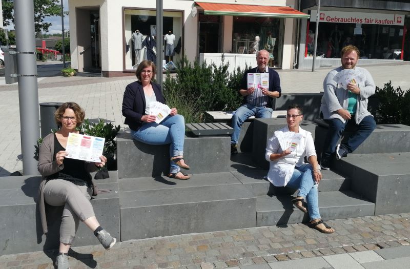 Ein Flyer gibt Auskunft ber das neue Netzwerk (von links): Silke Seyler, Wiebke Herbeck, Christoph Weller, Alia Sinno-Segieth und Dominic Prinz. (Foto: hak)