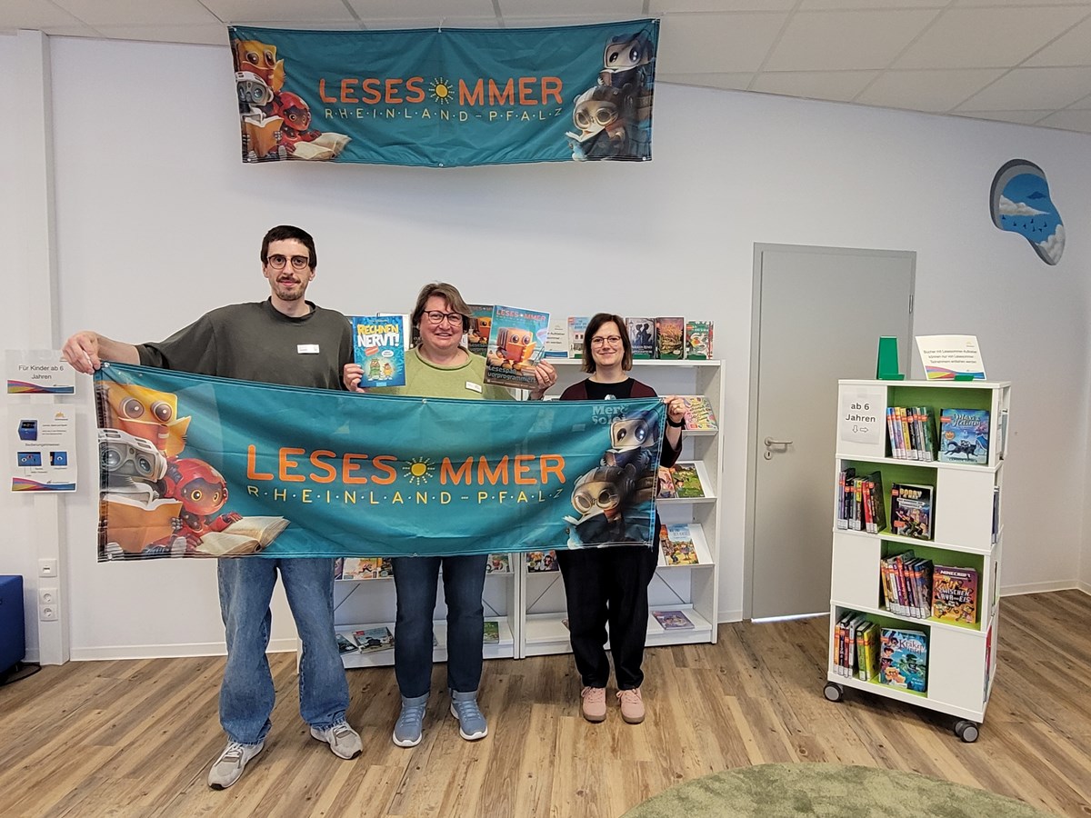 Das Team der Stadtbibliothek (v.l.) Lukas Wilhelmi, Susanne Walter-Hahn, Carina Senko freut sich darauf, viele Kinder im eigens f�r den Lesesommer angelegten Kinderbereich zu begr��en. (Foto: VG Montabaur/Viola Marschall)