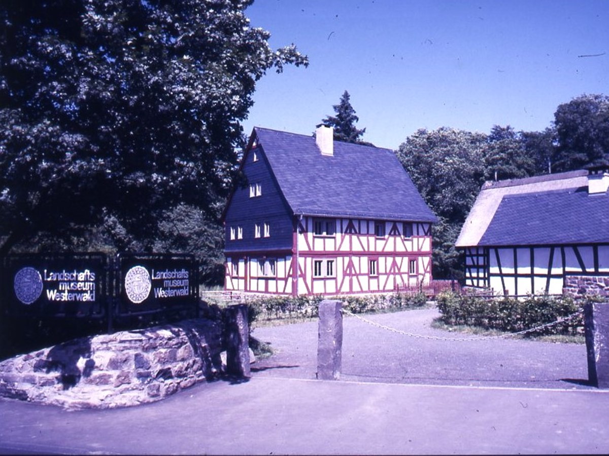 Blick auf die Geh�ftgruppe Mitte der 1980er-Jahre (Foto: Bildarchiv LMW)