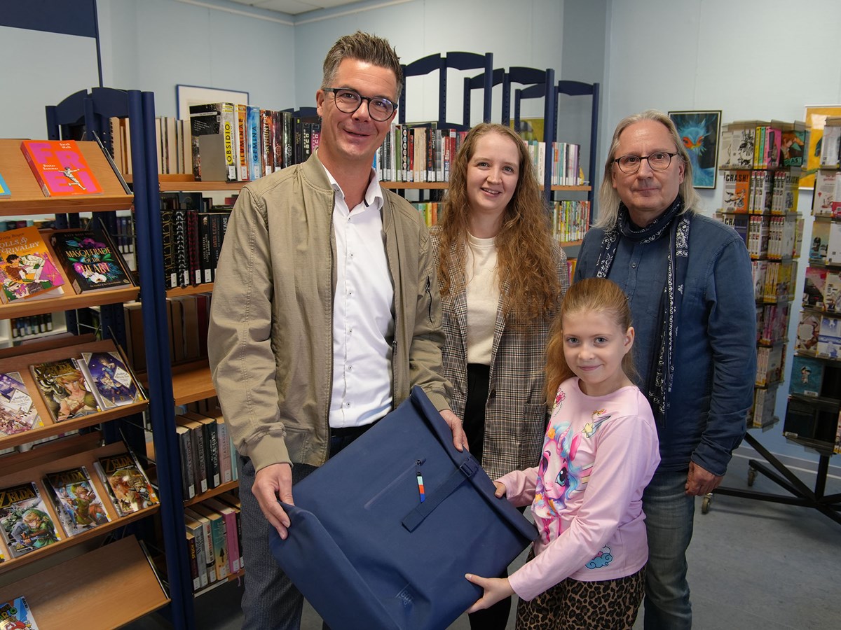 Luna Kahlenbach nahm ihren Preis aus den H�nden von B�rgermeister Peter Jung entgegen. Auch Bibliotheksleitung Volker Tr�mper und Anna Lenz gratulierten. (Foto: Melanie Lange)