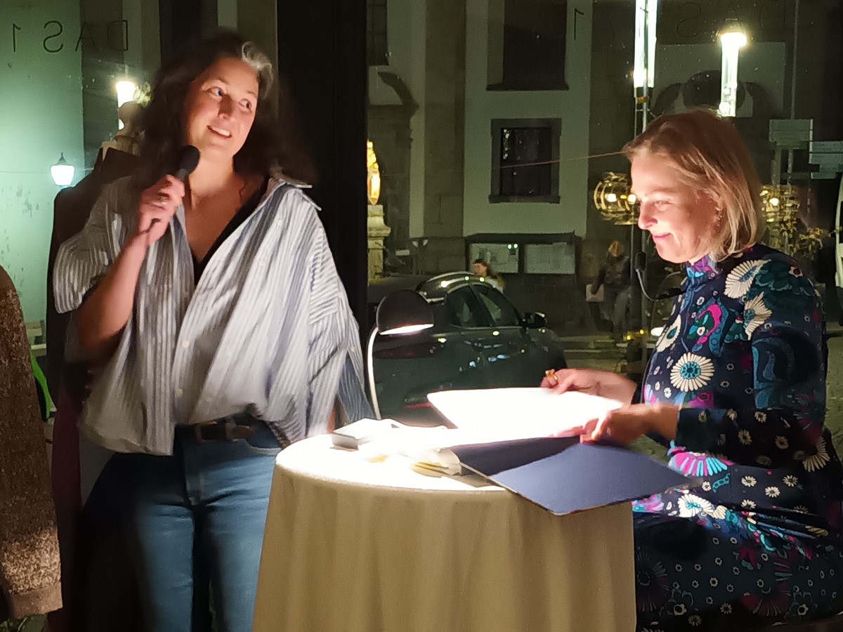 Modefotografin Johanna Link (links) und Sinah Schlemmer verwirklichten gemeinsam das Projekt "Lebenstexturen". (Foto: Ulrike Puderbach)