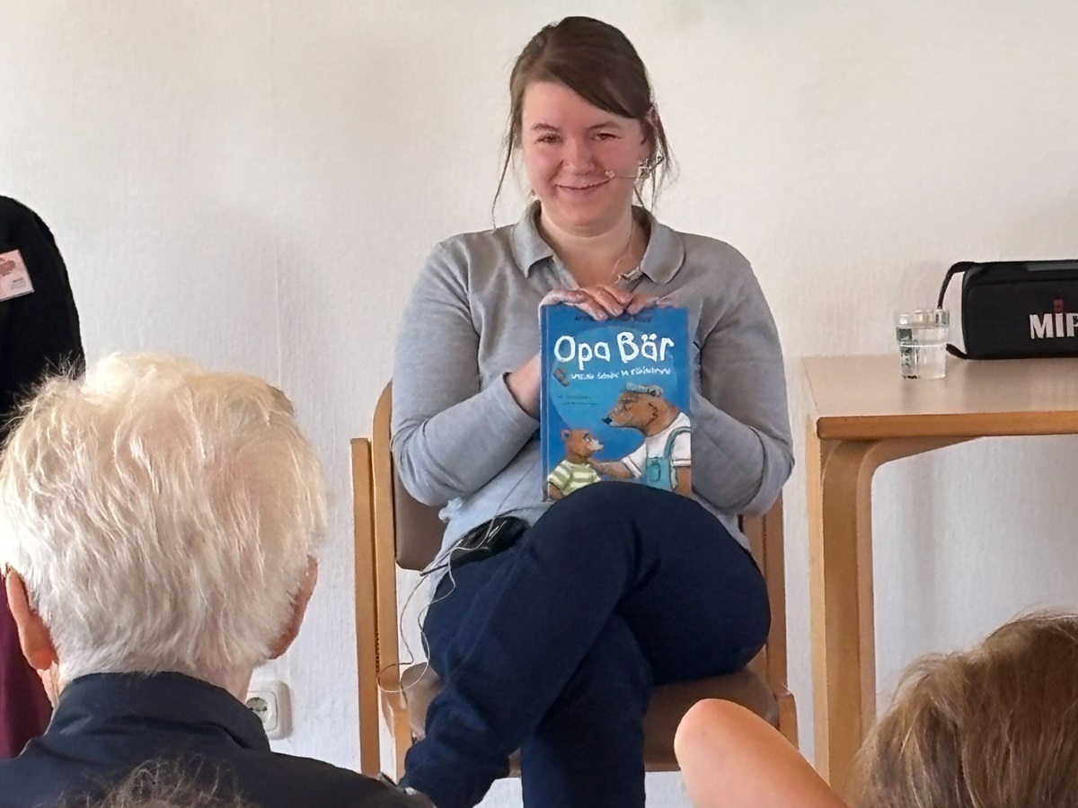 Keshia Binder-Theis, Inhaberin der H�hnelschen Buchhandlung, stellte beim generationenverbindenden Lesevormittag im Caritas-Altenzentrum Haus Helena das Kinderbuch "Opa B�r hat Demenz" vor. (Foto: Caritasverband WWRL / Nina-Kristin B�cker)