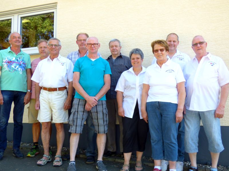 Auf ihrem Schiestand in Strauscheid prsentieren sich unserem Fotografen die erfolgreichen Burg Altenwieder (v.l.): Peter Jelinski, Udo Bonn, Hanspeter Wester, Heribert Lodde, Otto Sonnenberg, Hans Stauf, Iris Zwick, Christa Sterzer, Dirk Dahlhuser und Gnter Sterzer. Foto: Hans Hartenfels
