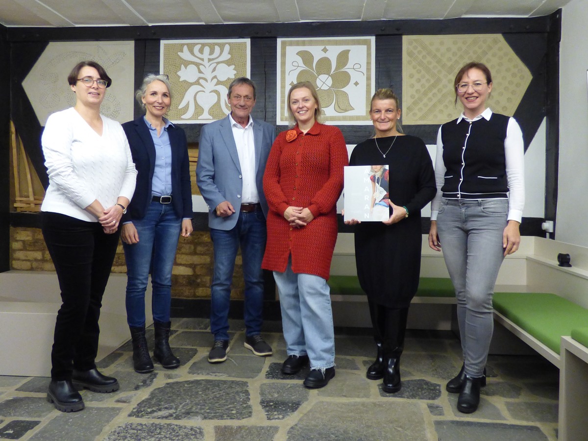Von links nach rechts: Julia Bieler (Kreis Altenkirchen), Beate Westphal (Kreis Westerwald), Landrat Achim Schwickert, Sinah Schlemmer (Autorin), Sandra Kster (Wir Westerwlder) und Daniela Kiefer (Kreis Neuwied) (Foto: Ulrike Puderbach)