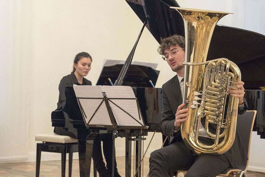 Fr die musikalische Umrahmung der Verleihung sorgten Philipp Schneider (Tuba), Stipendiat der ZIRP, und Arisa Kratzer (Klavier). Bilder: Staatskanzlei RLP/ Smmer