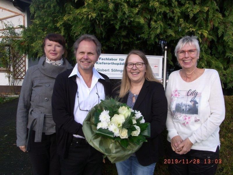 ber das Jubilum freuen sich(v. links) Mitarbeiterin Natascha Hering, Jubilar Gisbert Shngen, Brgermeisterin Claudia Kohlhaas, Ehefrau Doris Shngen. Foto: privat