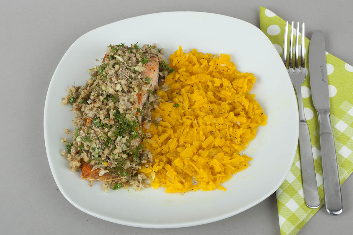 Westerwlder Rezepte: Lachs mit Kruter-Walnuss-Salsa an Krbisgemse