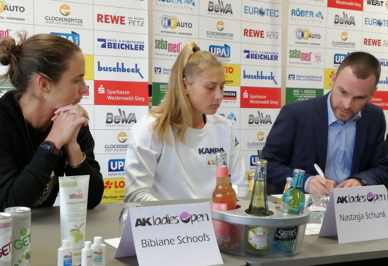 Ganz bei der Sache (von links): Bibiane Schoofs, Nastasja Schunk und Patrick Mackenstein stellen die Paarungen der ersten Runde zusammen. (Foto: hak)