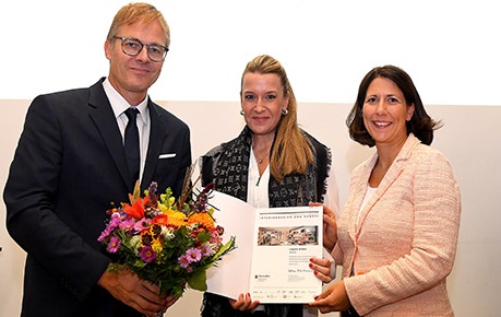 Architekt Marcus Hille und Staatssekretärin Daniela Schmitt (rechts) gratulierten Nicole Häusler von „Ladychic & More" in Wissen. (Foto: Kristina Schäfer, Mainz/zentrumbaukultur.de)