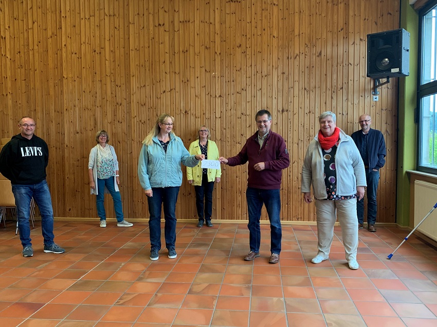 Jutta und Ulrich Fischer (vorn rechts) nahmen dankbar die 2300 Euro von Lampenfieber entgegen  fallen doch sehr viele andere Gelder aus. Weiter im Bild (von links): Ingo Neuhaus (Vorsitzender Lampenfieber), Renate Krmer, Carina Meister (Kassenwartin), Anne Preuss und Peter von Glasow (Bhnenbau). (Foto: Amateurtheater Lampenfieber)
