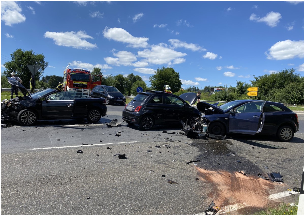 Drei Fahrzeuge waren an dem Unfall bei Langenhahn beteiligt. (Fotos: Feuerwehren VG Westerburg)