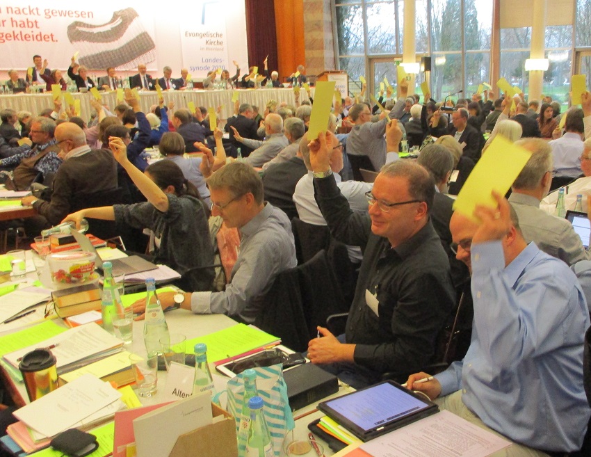 Zahlreiche Abstimmungen prgten die Landessynode der Evangelischen Kirche im Rheinland in Bad Neuenahr. Die beiden Pfarrer Steffen Sorgatz aus Daaden und Marcus Tesch aus Wissen waren dabei. (Fotos: Petra Stroh)