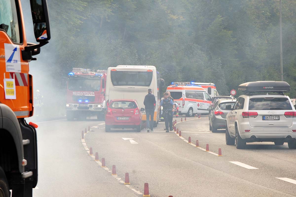 Kurz vor Beginn der bung kam es auf der B 62 zu einem Realunfall (Bilder: kk)