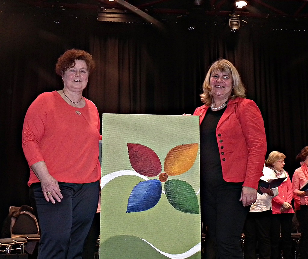 Gerlinde Eschemann (Vorsitzende des Kreisverbandes "Frischer Wind") und Ursula Braunewell (Vorsitzende des Landfrauenverbandes Rheinhessen)informierten ber die Arbeit der Landfrauen. (Fotos: Regina Steinhauer)