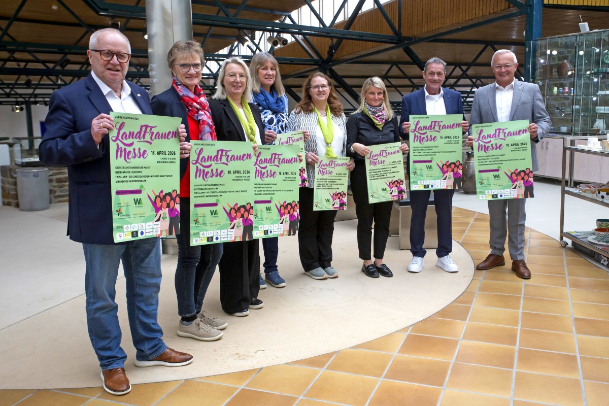 Stellen gemeinsam das Programm der Landfrauen Messe vor: Dr. Peter Enders (Landrat Kreis Altenkirchen), Walburga Heidemann (Landfrauen Kreis Altenkirchen), Katja Milad (Landfrauen Kreis Neuwied), Tanja T�nges (Landfrauen Westerwaldkreis), Isabelle Imig (Landfrauen Kreis Neuwied), Sandra K�ster (Wir Westerw�lder), Achim Schwickert (Landrat Westerwaldkreis) und Achim Hallerbach (Landrat Kreis Neuwied) (Foto: Helmi Tischler)