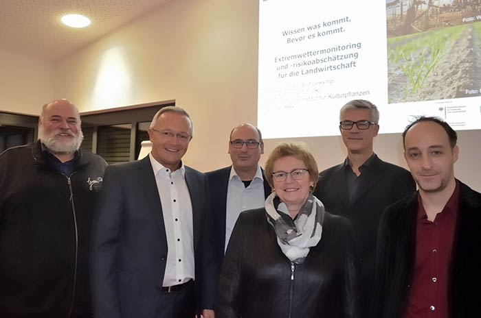 Von links: Ulrich Schreiber (Vorsitzender des Kreisbauernverbandes Neuwied), Landrat Achim Hallerbach, Thomas Ecker (Kreisverwaltung Neuwied, Landwirtschaftsabteilung), Hella Holschbach (Vorsitzende der Landfrauen Kreisverband Neuwied), Dr. Rolf Lessing, Geschftsfhrer der DELPHI IMM GmbH, und Dr. Thorsten Ulbrich, Julius-Khn-Institut. Foto: Kreisverwaltung