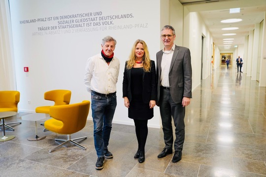 Der Prsident des rheinland-pflzischen Landtags Hendrik Hering (li.),Projektleiterin Dr. Inka Engel von der Universitt Koblenz und Projektverantwortlicher Peter-Erwin Jansen M. A. von der Hochschule Koblenz starten eine spannende Kooperation. (Foto: Landtag Rheinland-Pfalz/Hannah Walker)