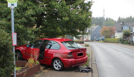 Unfall in Langenhahn: Mit Alkohol und Drogen in die Mauer 