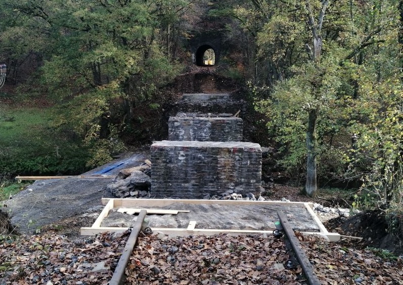 Die Sanierungsarbeiten haben begonnen: Wie hier bei Seifen wurden schon die Betontragwerke von Brcken demontiert. An ihre Stellen treten "geflligere" Varianten aus Stahl. (Foto: hak)