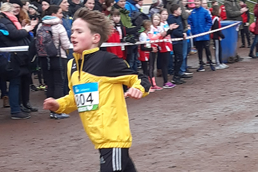 Lasse Schreiber wird Bezirksmeister beim Crosslauf in Neuwied