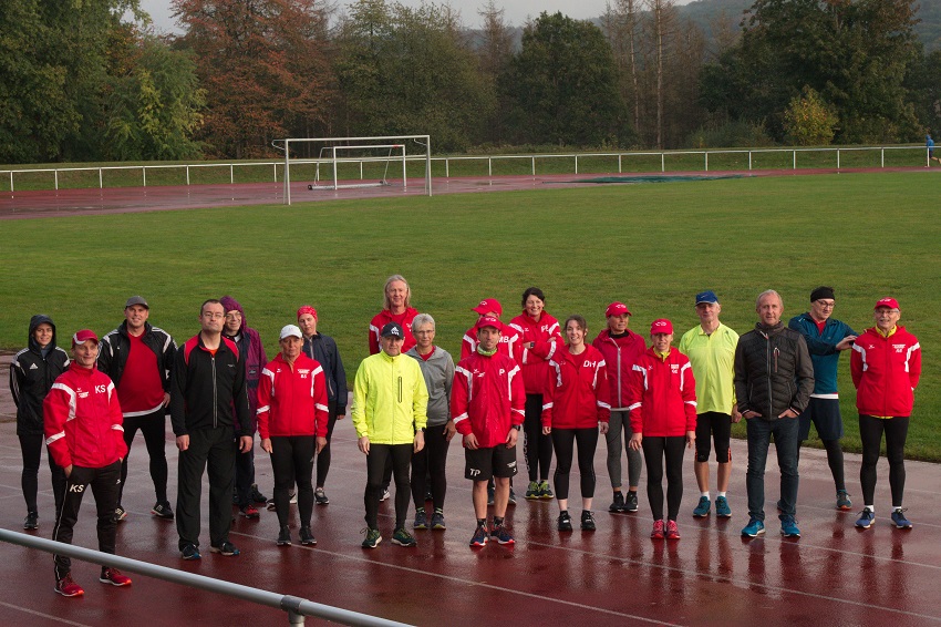 Mitglieder des Lauftreffs gemeinsam mit Hartmut Simon (3.v.re.). (Foto: Thomas Gediga)