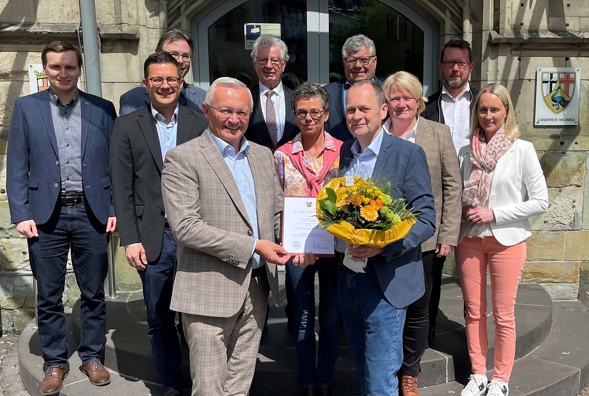 Nach fast 36 Jahren in der Neuwieder Kreisverwaltung hat Landrat Achim Hallerbach den Leiter der Abteilung "Ordnung, Verkehr und Rechtsangelegenheiten", Frank Laupichler, in den Ruhestand verabschiedet. Seine Nachfolger Mario Becker hat er selbst ausgebildet. (Foto: Kreisverwaltung Neuwied / Ulf Steffenfauseweh)