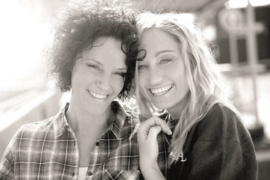 Laura Zaydowicz (rechts) und Sabine Kraft sind als Duo Zweifach bekannt. (Foto: Archiv/ Veranstalter)