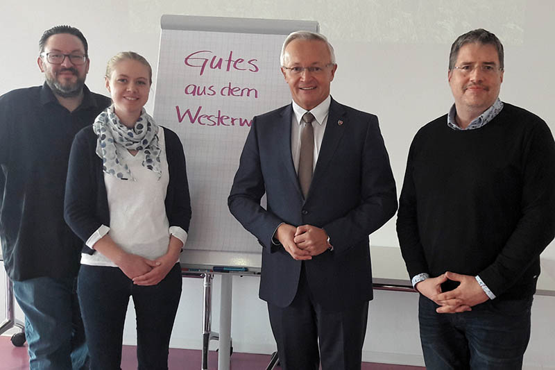 LEADER-Projekts der drei Kreise Neuwied, Altenkirchen und Westerwaldkreis. (v.l.n.r.): Sebastian Drr, Leader-Manager der Leader-Region Westerwald-Sieg, Lina Dietrich, Projektleiterin Regionale Produkte & Direktvermarktung, Landrat Achim Hallerbach, Jrg Hohenadl, Wirtschaftsfrderungsgesellschaft des Landkreises Neuwied. Foto: Kreisverwaltung