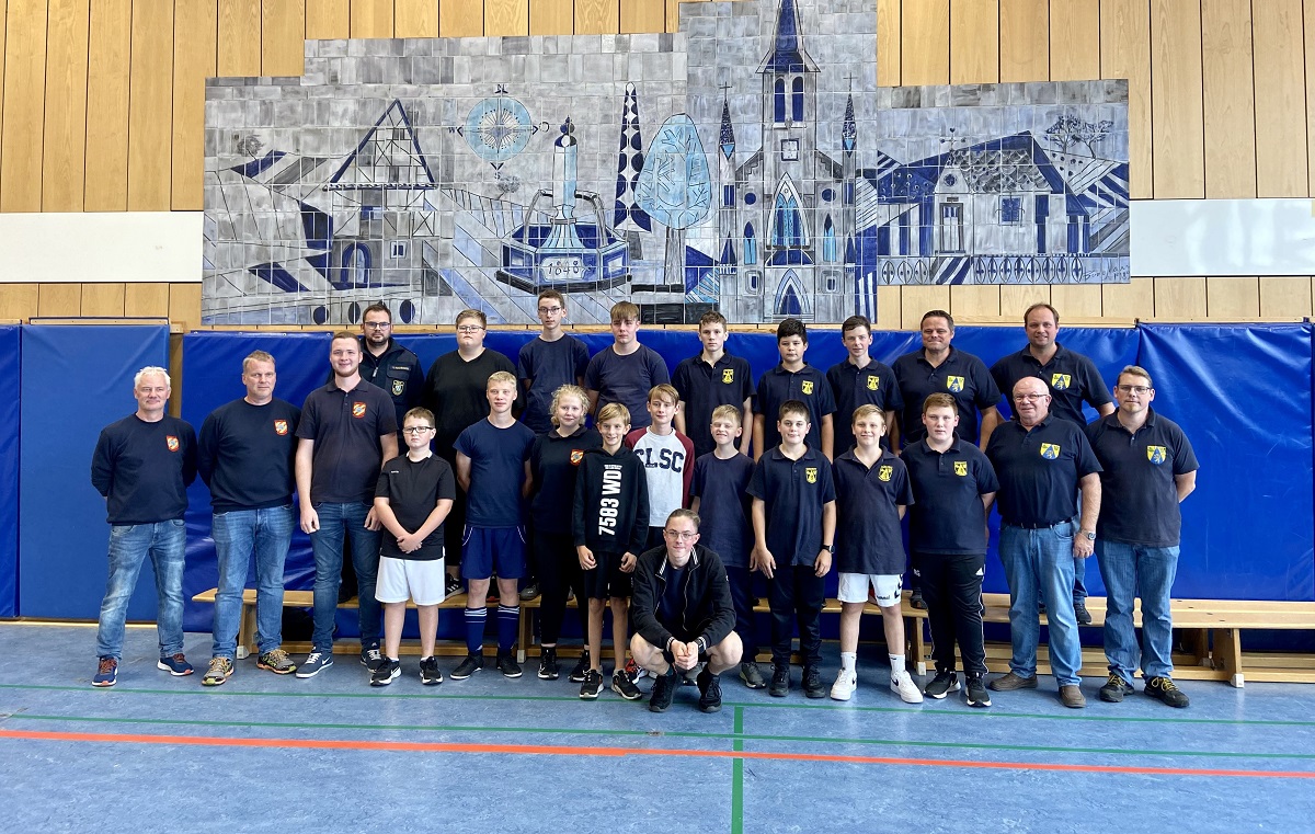 Erfolgreiches Wochenende fr die Jugendfeuerwehren Goddert und Nordhofen. Mit den Kids freuen sich die Betreuer und Wehrleiter Tobias Haubrich. (Foto: privat)