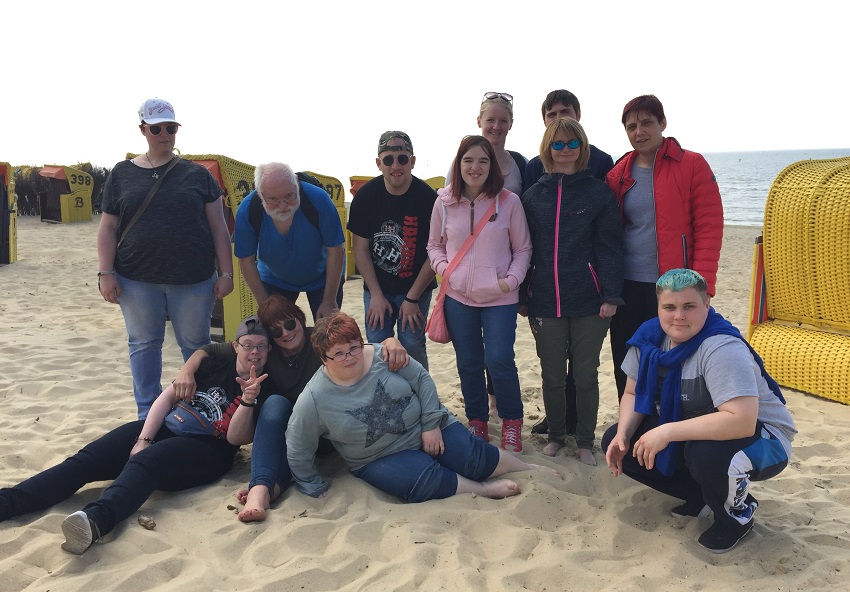 Eine Gruppe von Menschen mit Beeintrchtigung unternimmt eine Reise nach Dorum mit Untersttzung der Offenen Hilfen. (Fotos: Lebenshilfe)